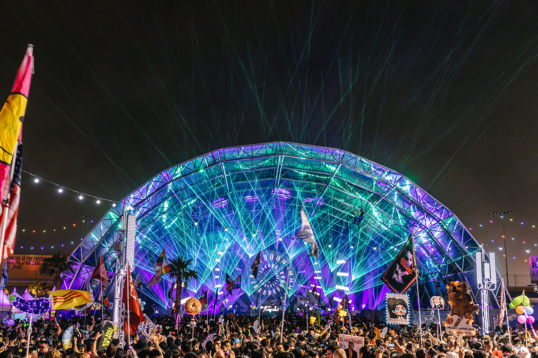 Quantum Valley stage with lasers and totems in the air